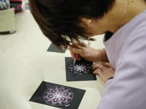 点描曼荼羅アートを描く様子。リズムよく点を打ちながら瞑想のように心を整えるセルフケア